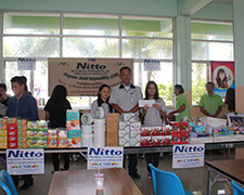 向 Wad Sripalotai School 捐贈獎學金和學校用品