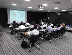 向外國學員介紹 NITTO 的環境管理