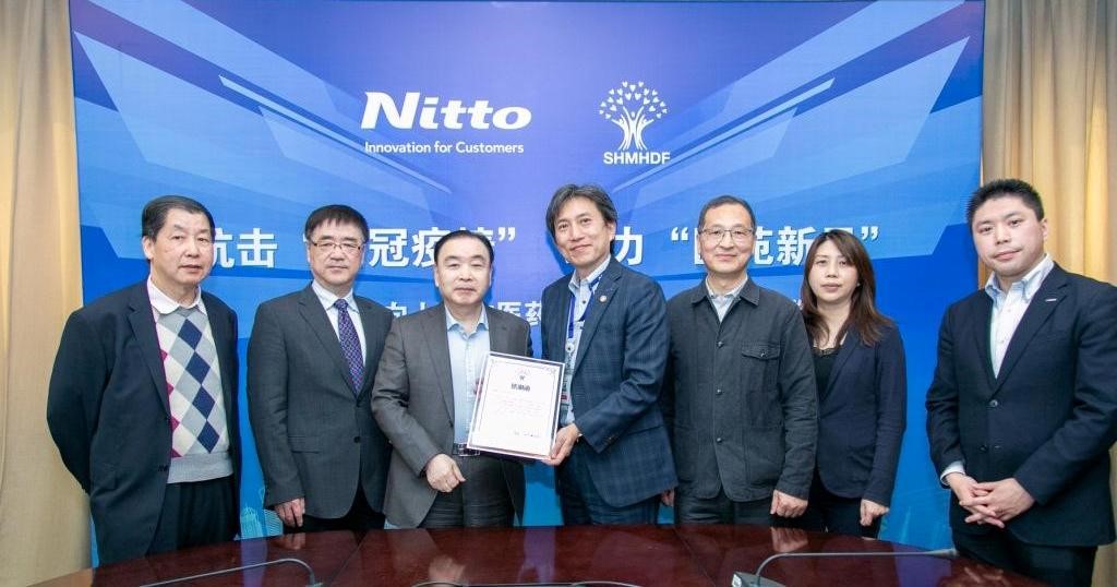 基金會代表向日東代表遞交感謝書