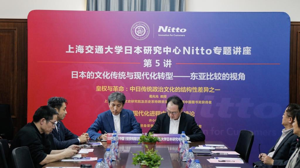 Nitto 專題講座第二期簽約儀式
                        （左：日東電工（中國）投資有限公司董事長城勝義先生、
                        右：上海交通大學日本研究中心主任季衛東教授