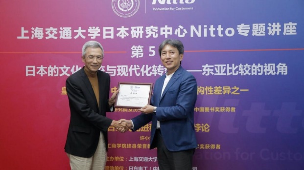 城勝義先生與丁劍先生向兩位教授頒發感謝狀