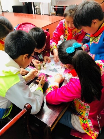 孩子們在老師的指導下發揮潛能創作貼畫